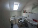Schöne 2-Zimmer-Wohnung im Dachgeschoss mit Wohnberechtigungsschein *WBS* - Badezimmer